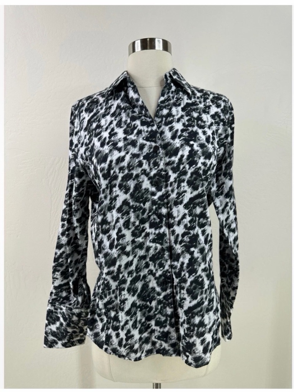 Foxcroft Animal print Button-up long sleeve wrinkle free fitted fit women’s top